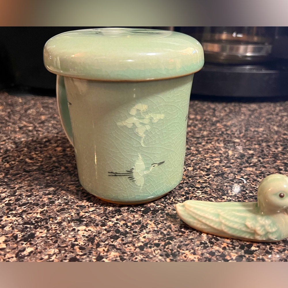 Tea cup with detachable strainer for tea leaves